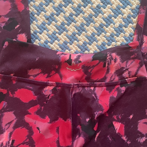 New Beyond Yoga print leggings XS size 0-2. - Picture 2 of 3